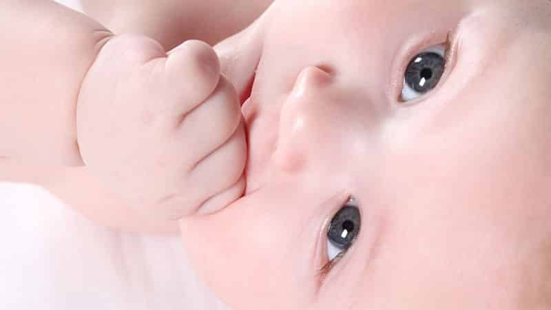 Сколько времени режется первый зуб