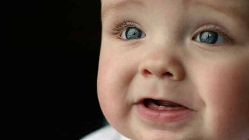 Сколько дней прорезываются первые зубы у ребенка