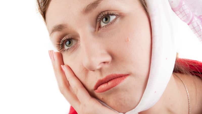 Стоматологические проблемы могут вызвать болезнеболь в челюстном суставе при жевании лечениенность сустава