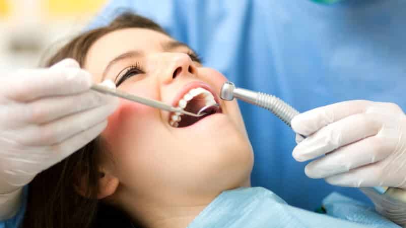 в зубе дырка болит