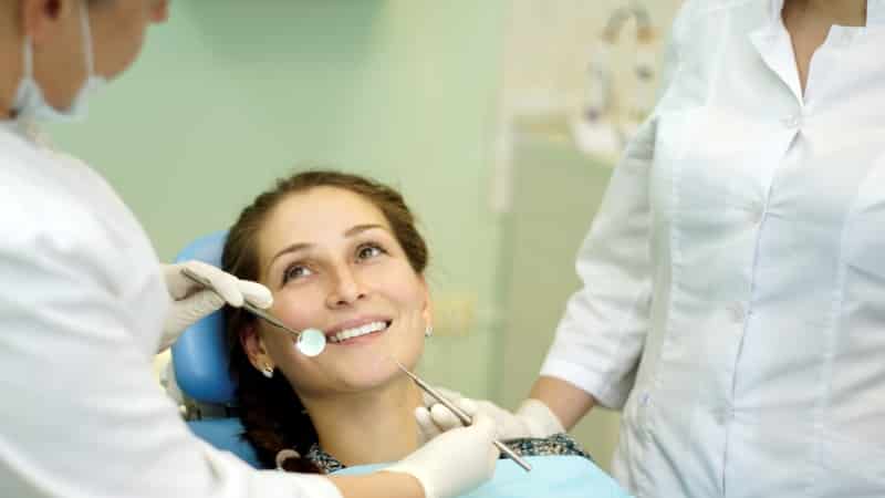 имплантация зубов больно ли это