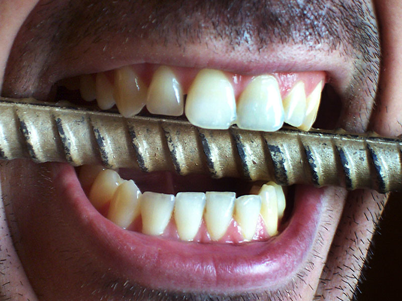 Почему скрипят зубами во сне?