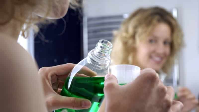 чем можно полоскать зубы при боли