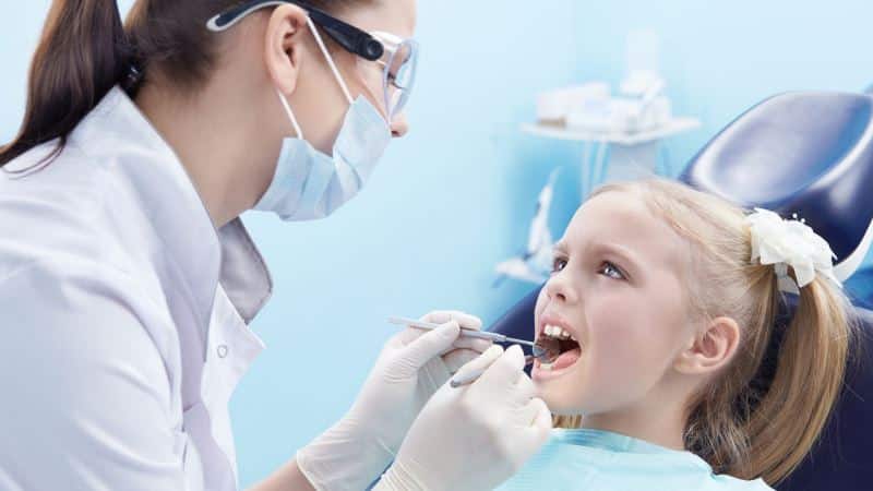 шатается коренной зуб и болит у ребенка что делать