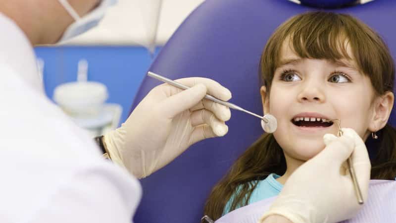 как удалить молочный зуб дома без боли в домашних условиях