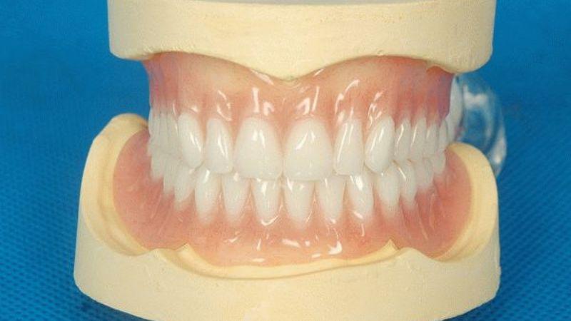 из какого материала делают зубные протезы