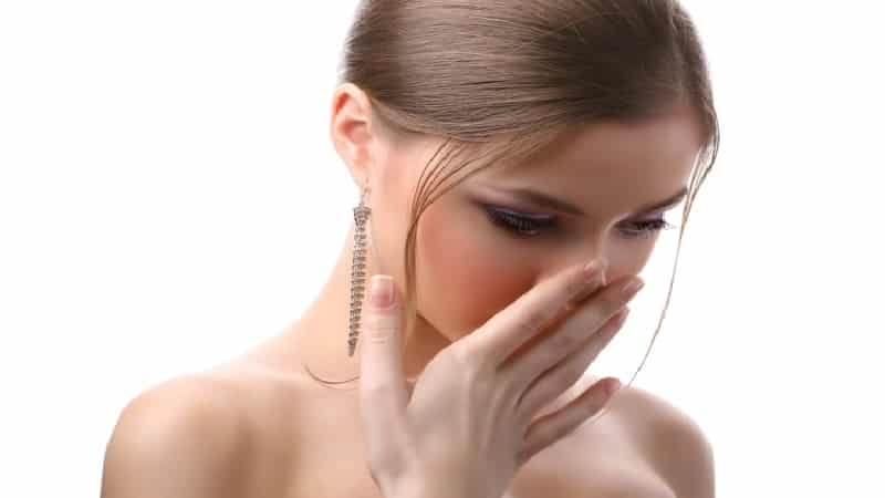 устранить запах лука изо рта