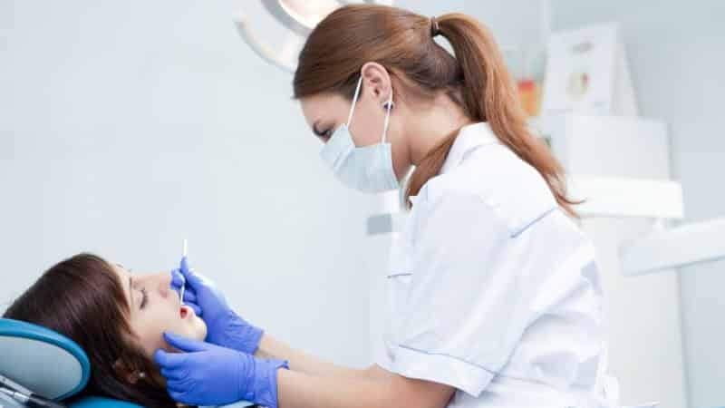 как называется врач который вставляет зубы