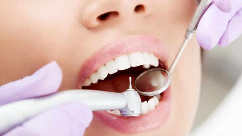 какой врач ставит коронки на зубы