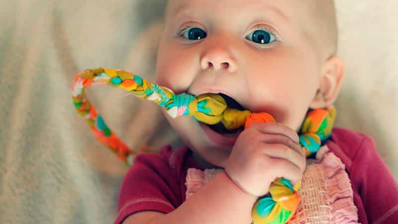 Какие зубы прорезываются больнее