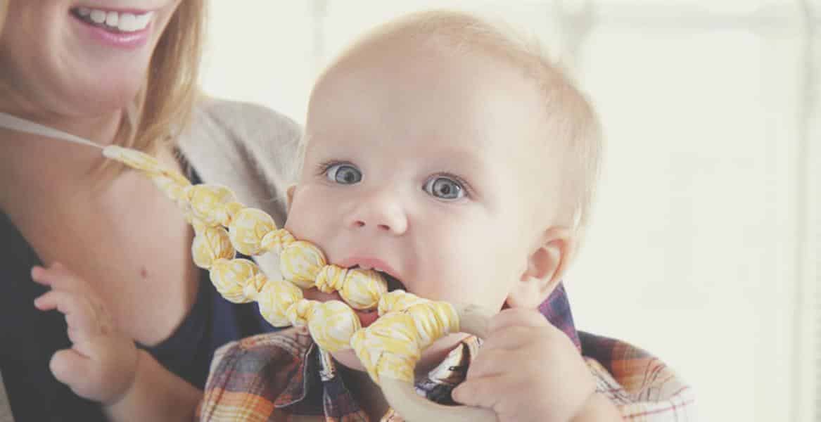 Массируем десна при прорезывании зубов