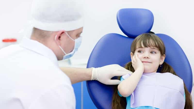 молочные зубы не выпали а коренные уже растут