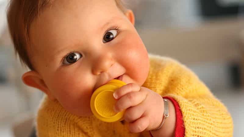 В каком возрасте режутся первые зубки