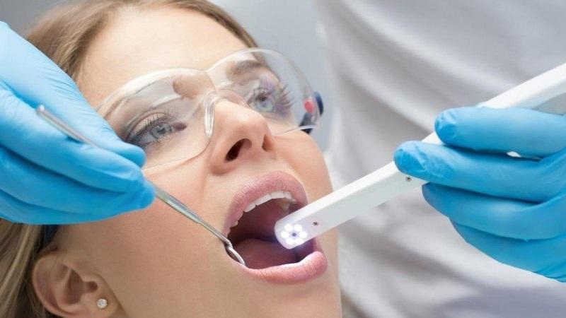 Плюсы и минусы чистки зубов методом Air Flow