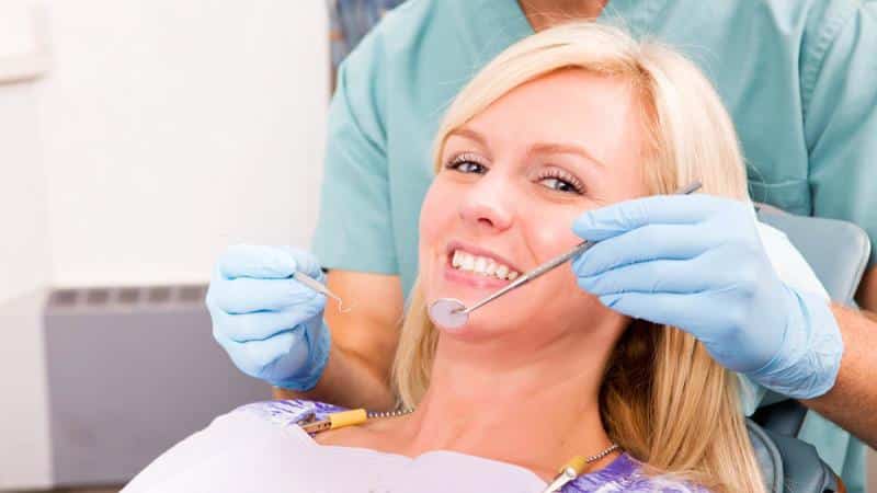 Сводит челюсть: причины и что делать