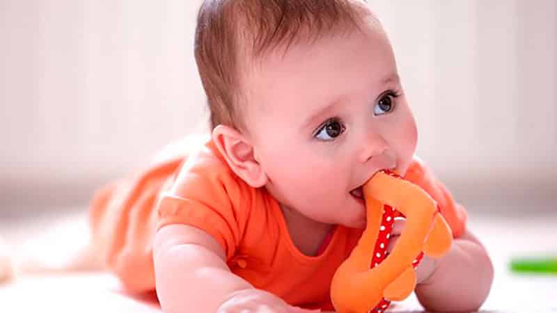 прорезывание зубов у младенца