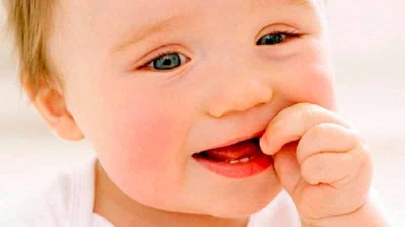 прорезывание зубов у младенца