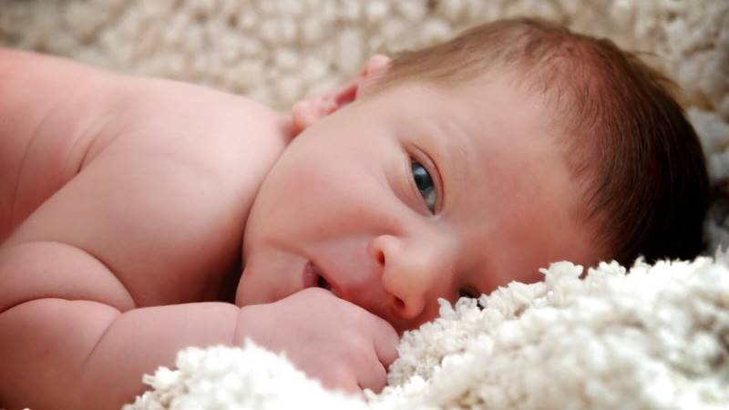 ребенку 2 месяца слюни пузырями