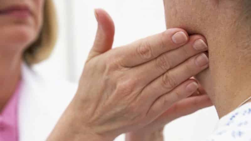 шишка под челюстью слева