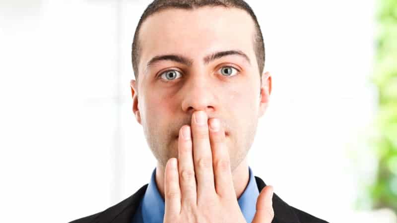 запах изо рта тухлыми яйцами