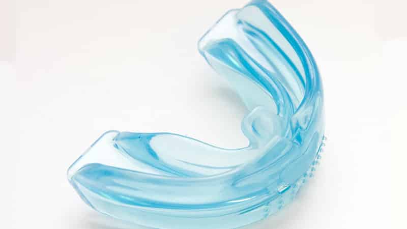 Выпрямление зубов с помощью трейнера